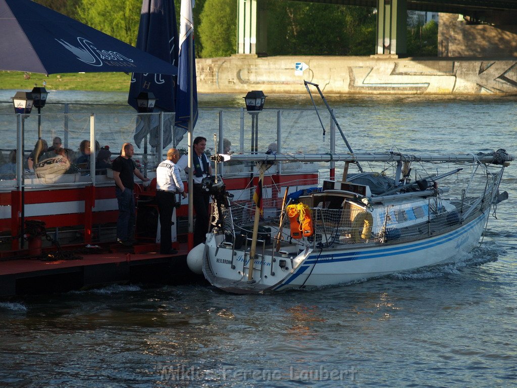 Motor Segelboot mit Motorschaden trieb gegen Alte Liebe bei Koeln Rodenkirchen P125.JPG